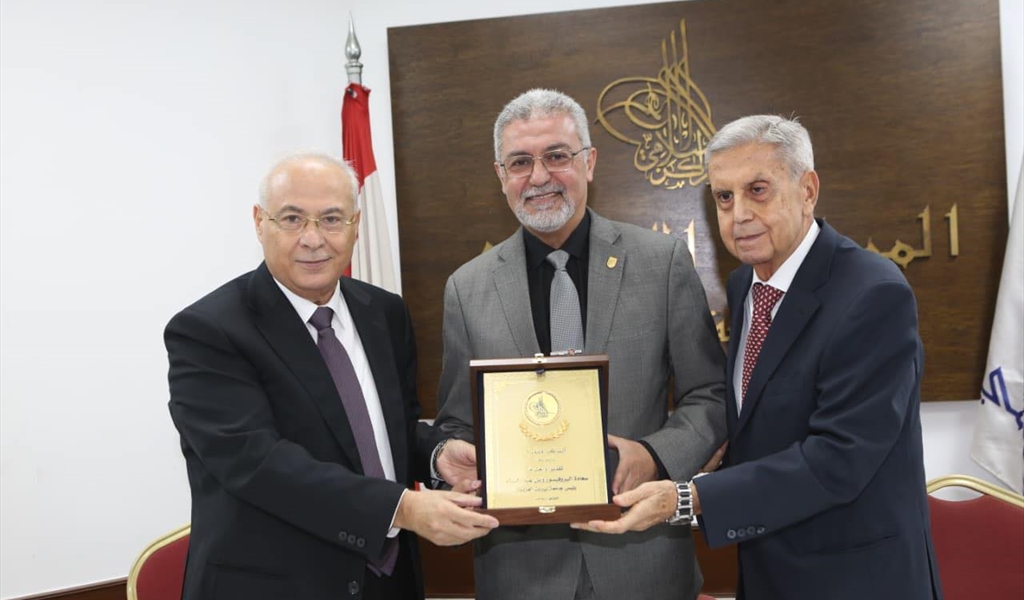 الدكتور عبد السلام يتسلَّم الدرع من المهندس علي عساف والدكتور النفي