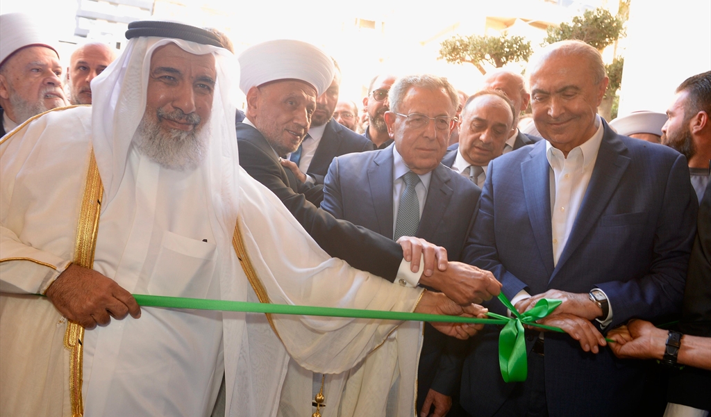 المفتي دريان ووزير الأوقاف القطري بن غانم الغانم والرئيس السنيورة والنائب مخزومي خلال افتتاح المسجد (طلال سلمان)