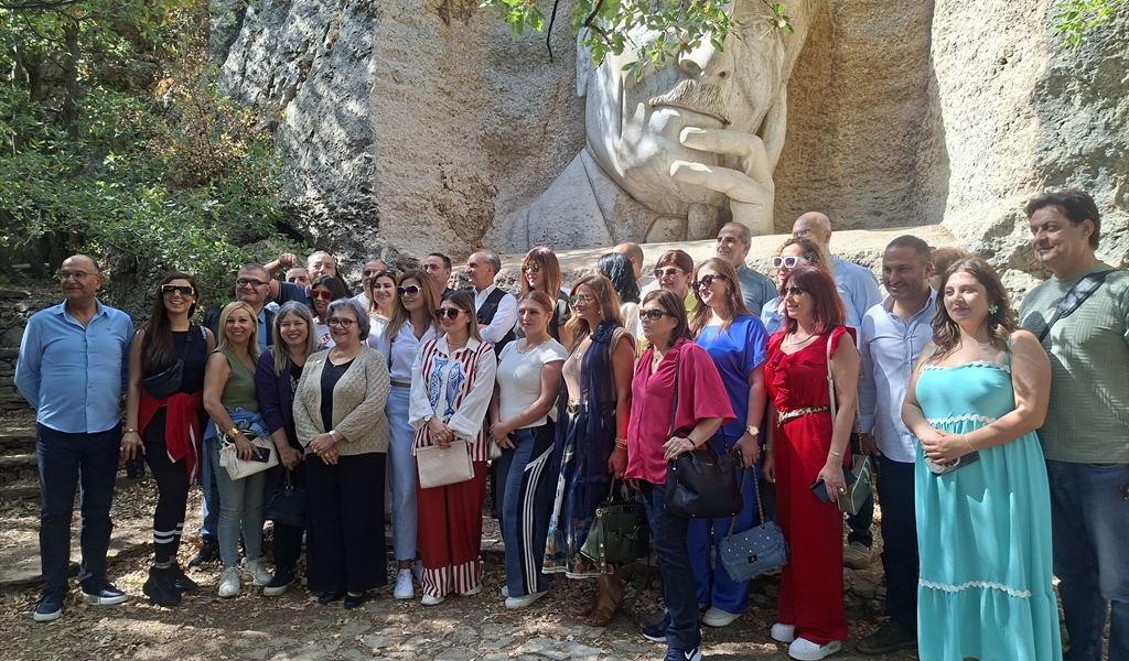 الوفد الإعلامي أمام تمثال ميخائيل نعيمة في بسكنتا