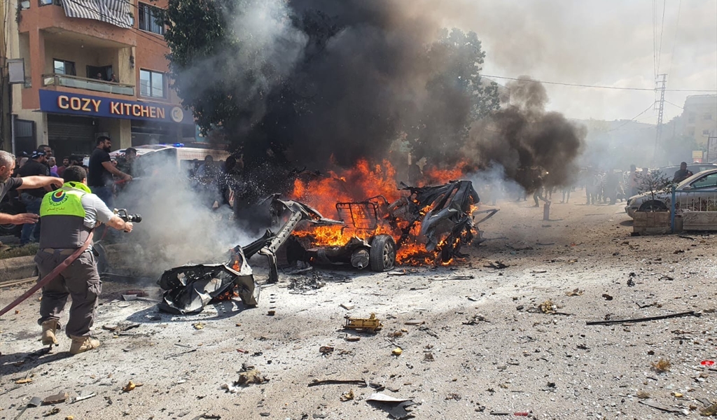 ركام السيارة المستهدفة في بلدة تول الجنوبية (قضاء النبطية) (سامر وهبي)