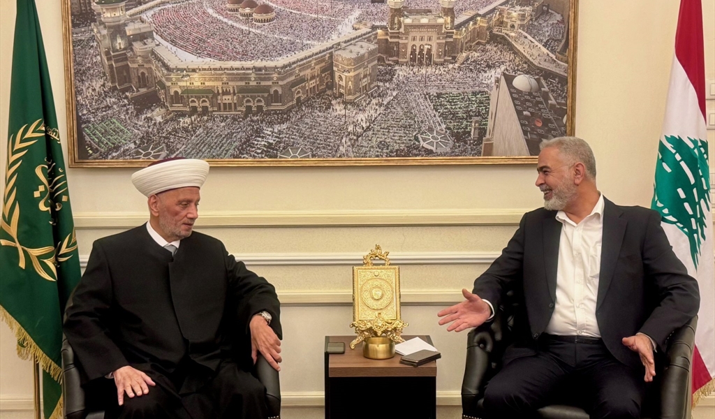 المفتي دريان مستقبلاً الشيخ عبيد