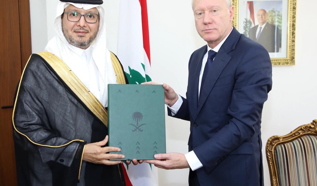 السفير بخاري يسلّم الوزير رجّي الدعوة