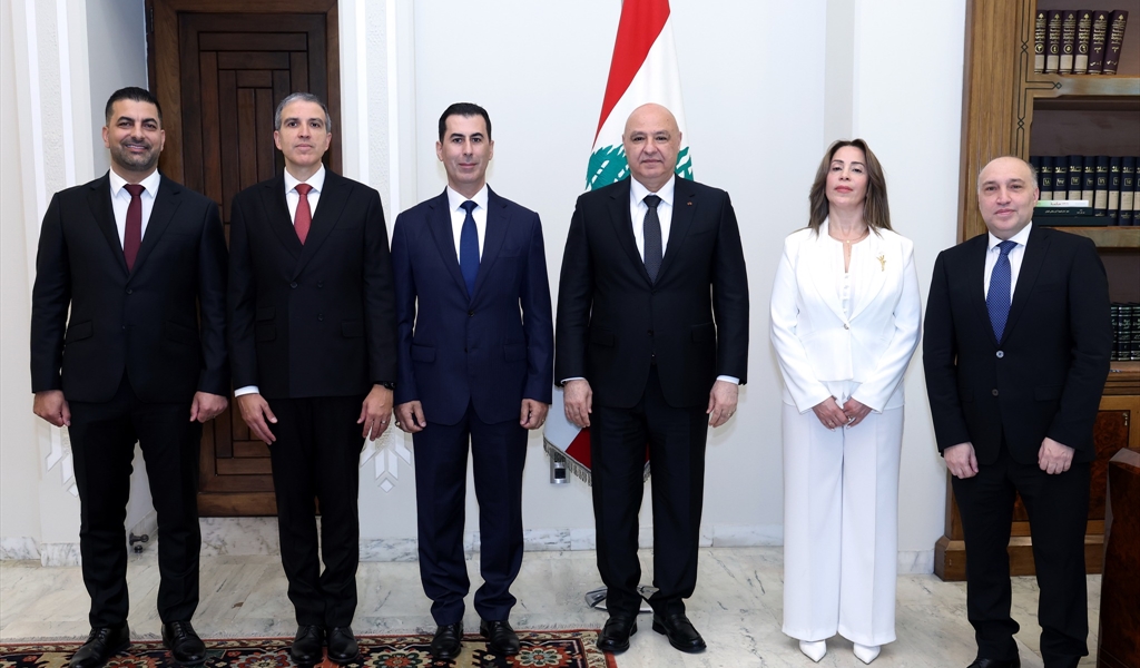 الرئيس عون متوسطاً السفراء اللبنانيين قبل تسلّمهم لمهامهم