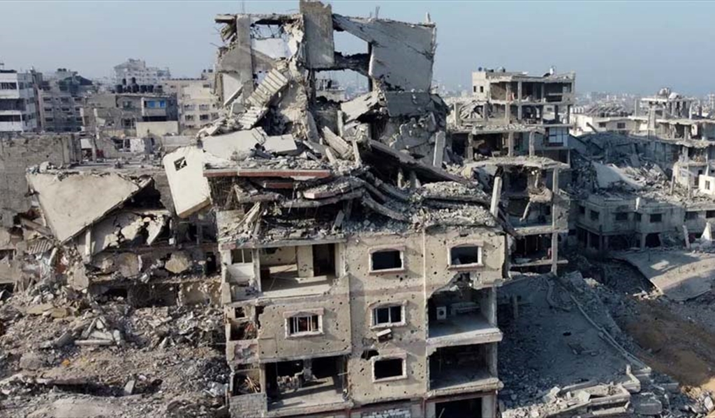 مبان مدمرة جرّاء الغارات الإسرائيلية على مدينة غزة