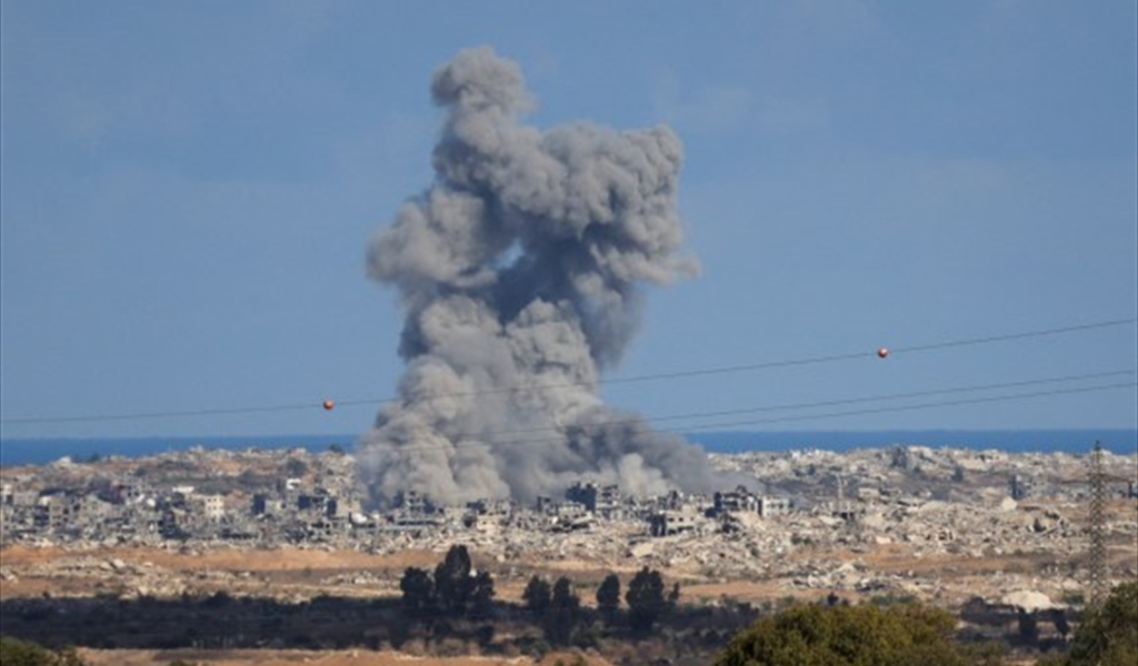 دخان الغارات يتصاعد في غزة