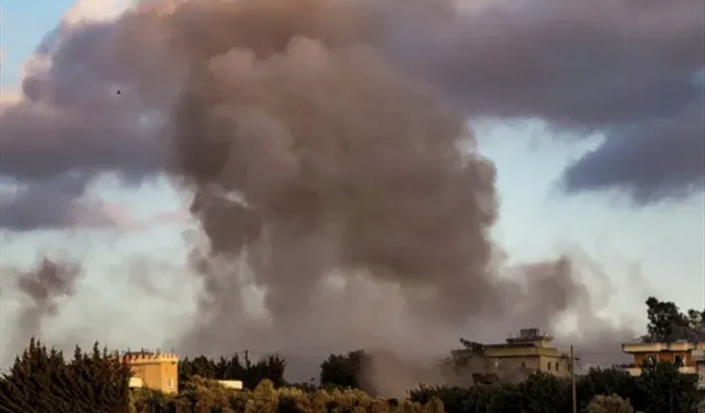 تصاعد الدخان بعد غارة على سيارة على الطريق بين صديقين وكفرا