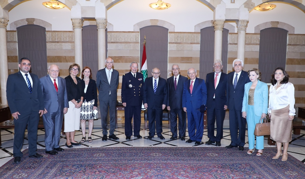 الرئيس سلام متوسطاً أعضاء الجوقة الفرنسية - اللبنانية