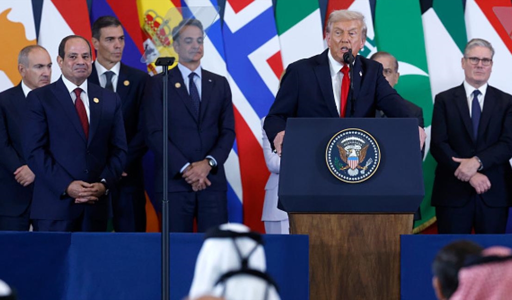 ترامب متحدثا وبجانبه السيسي خلال المؤتمر الصحفي عقب انتهاء قمة شرم الشيخ