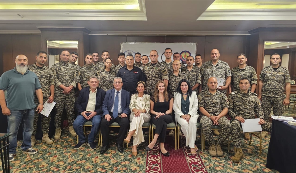 المشاركون في الندوة مع الشهادات