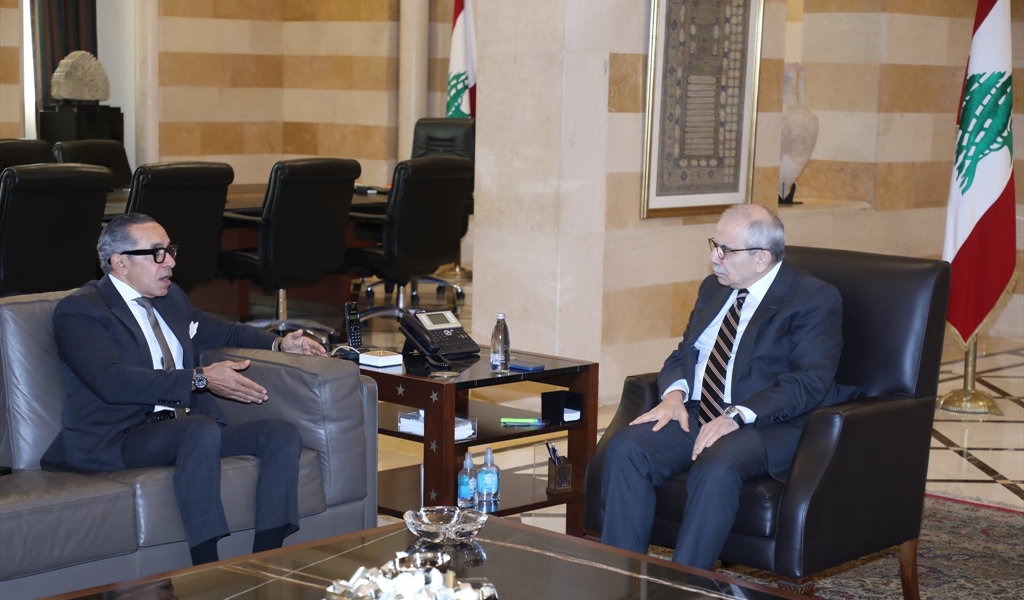 الرئيس سلام مستقبلاً السفير المصري