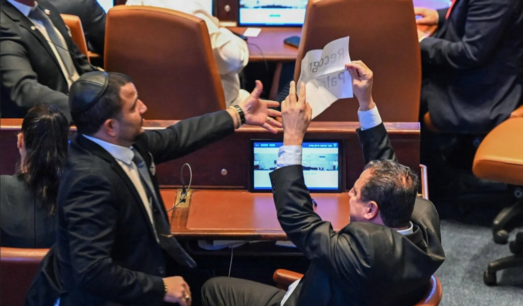 من إعلام العدو: يافطة فلسطين إخترقت العرض الأمبراطوري المقزِّز في الكنيست!