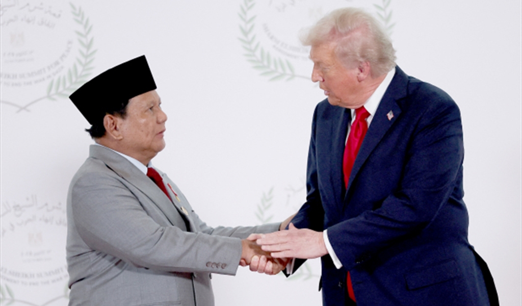 موقف محرج بسبب مكبِّر الصوت.. رئيس إندونيسيا يطلب من ترامب طلباً خاصاً