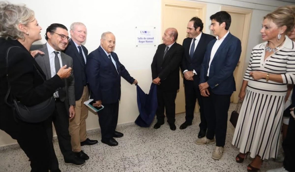 البروفسور دكاش ونسناس ود. زمكحل خلال إزاحة الستارة عن اللوحة