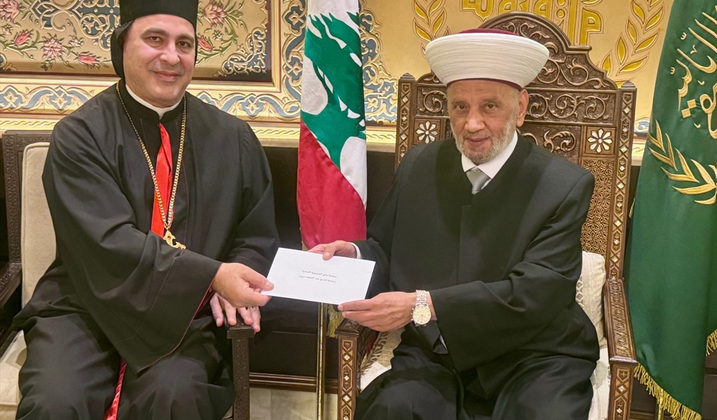 المفتي دريان مستقبلاً المطران مراد