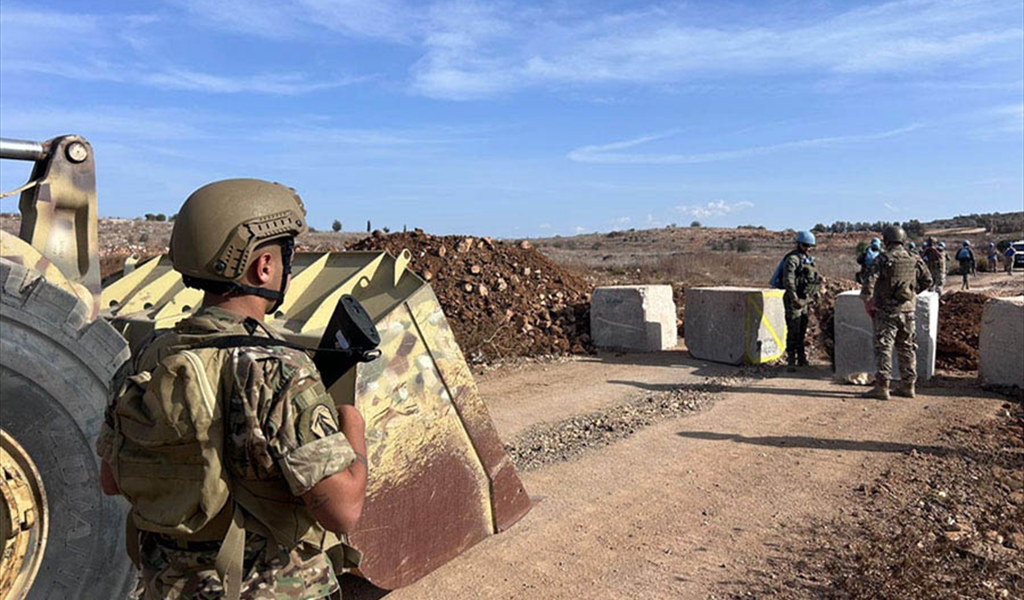 الجيش اللبناني يزيل السواتر الإسمنتية في عيترون