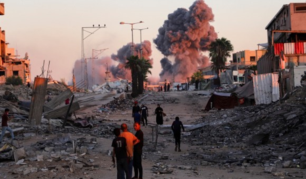 دخان الغارات الاسرائيلية على غزة