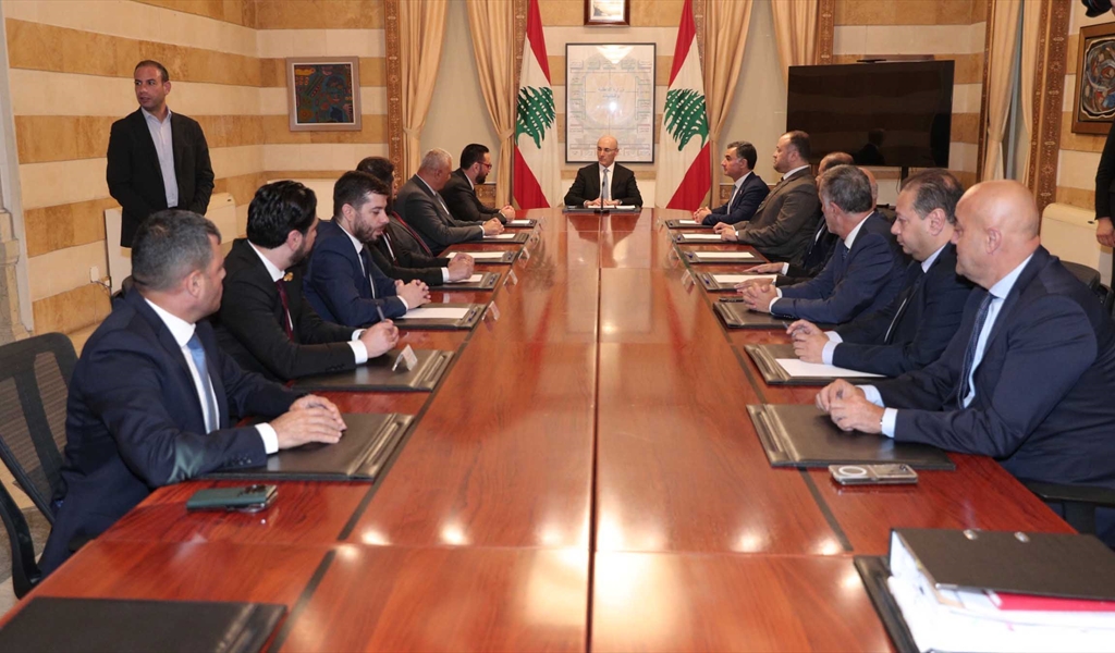 الوزير الحجار خلال لقائه الوفد السوري