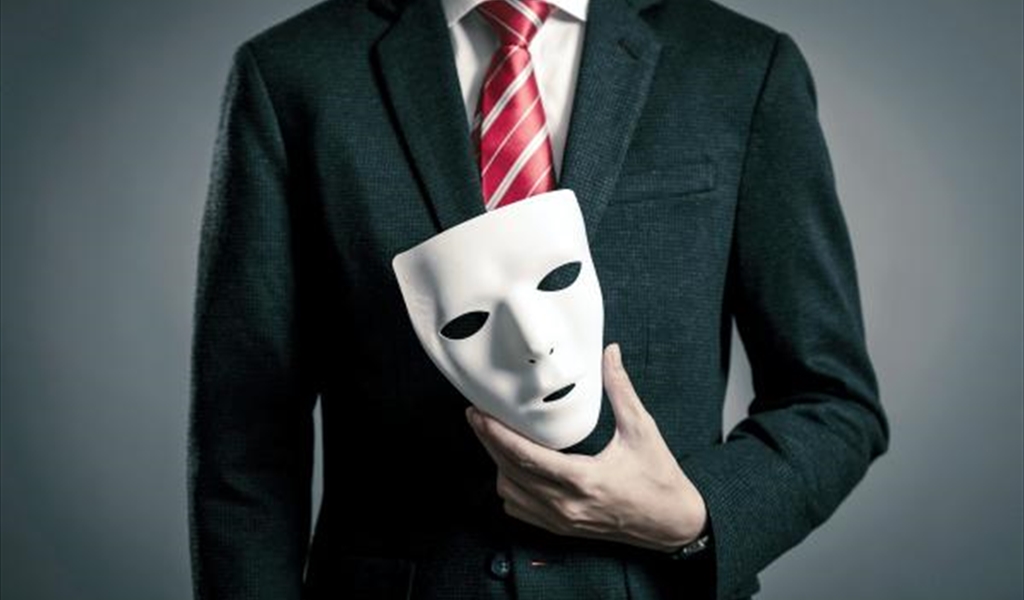 في انتحال الصفة!