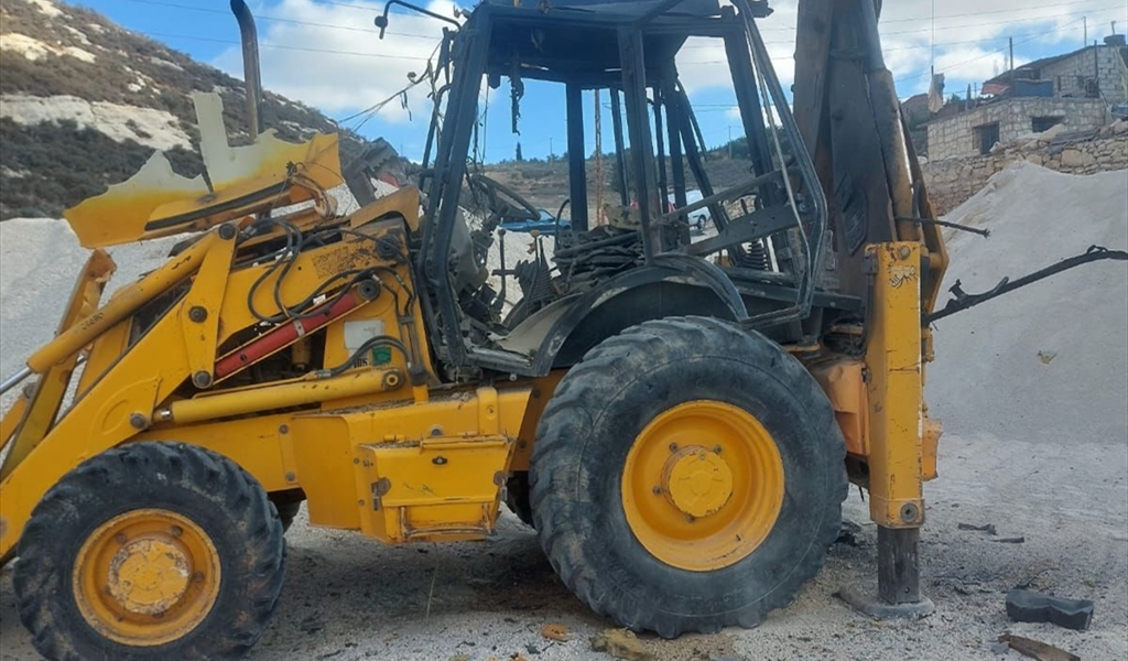 الحفارة (بوكلين) المستهدفة بثلاثة صواريخ في بلدة دير كيفا