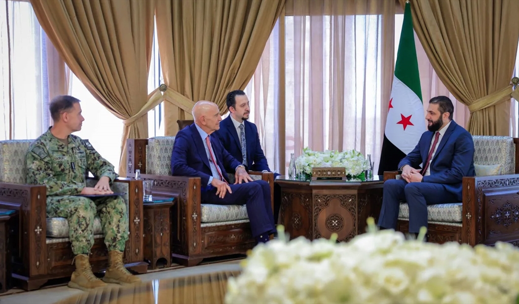 الشرع مستقبلاً براك وقائد المنطقة الوسطى