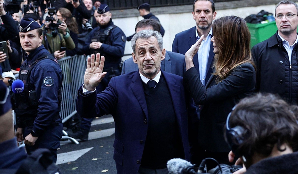 ليلة صعبة على ساركوزي.. سجناء يهدِّدونه ويتنمَّرون عليه