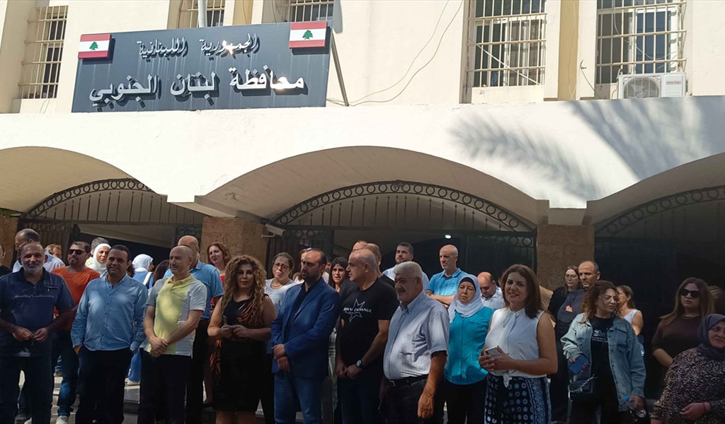 موظفو إدارات سرايا صيدا الحكومية خارج مكاتبهم