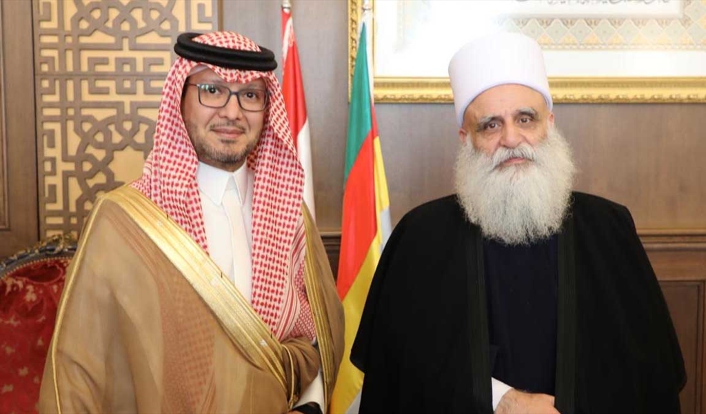 اللقاء بين الشيخ أبي المنى والسفير بخاري (محمود يوسف)