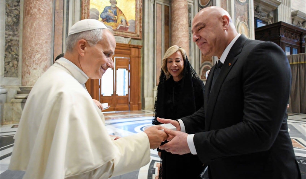 البابا لاون الـ 14 مستقبلاً الرئيس عون والسيدة الأولى نعمت عون