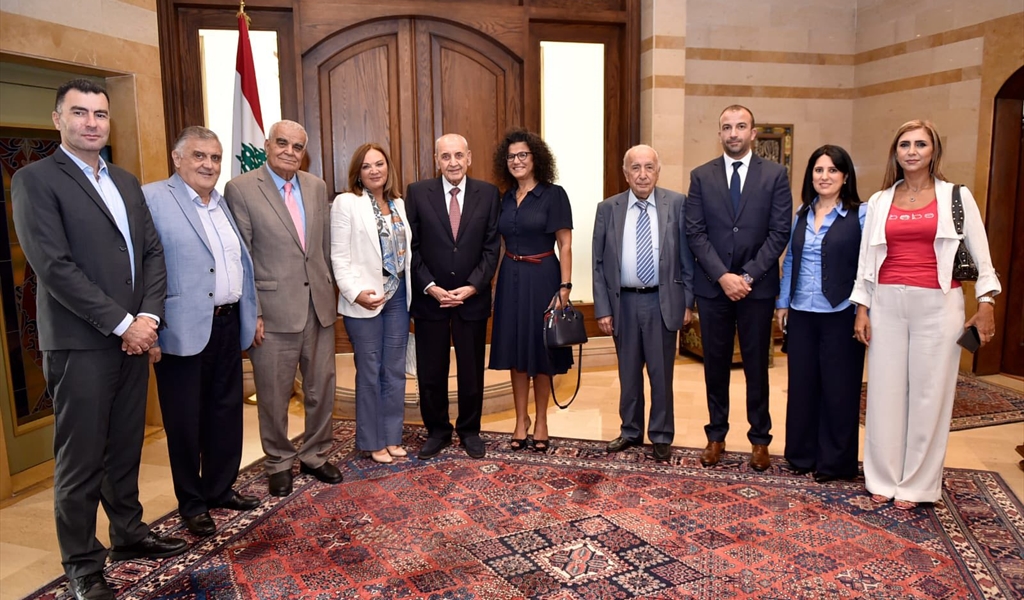 الرئيس بري متوسطاً أعضاء جمعية الإعلاميين الاقتصاديين