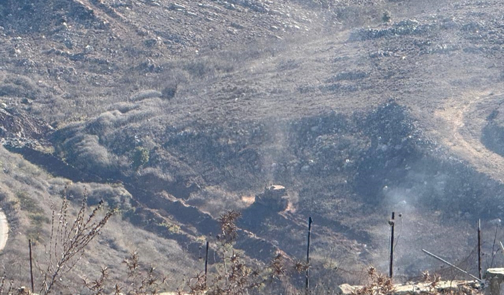 جرافة عسكرية إسرائيلية بحماية عدد من الاليات والدبابات تقوم بعملية تجريف داخل الأراضي اللبنانية اسفل موقع "المرج" بين بلدتي عديسة ومركبا