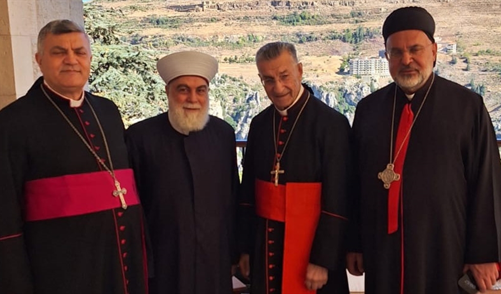 البطريرك الراعي متوسطاً المفتي إمام والمطران سويف