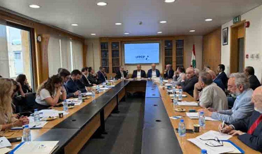 مشاركون في اللقاء