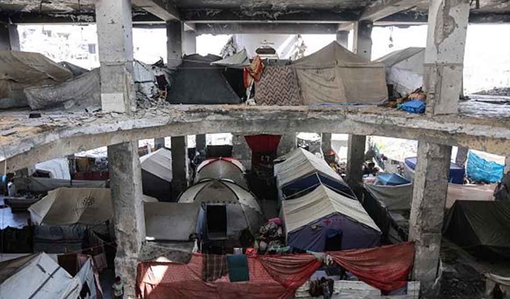 خيم للنازحين بين جدارن المنازل المدمرة في غزة