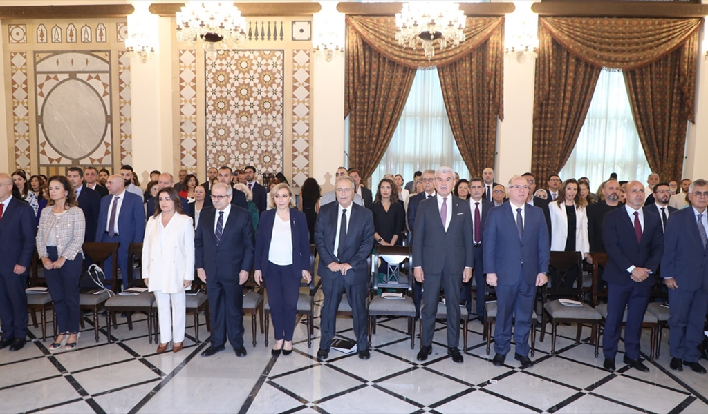 الرئيس سلام وعقيلته السيدة سحر يتوسطان الوزراء مكي ولحود والسيد ومتري وعيسى الخوري وحيدر وممثل المفتي دريان القنصل الجوزو خلال حفل الإطلاق