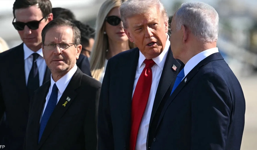 "حديث السجادة الحمراء".. ماذا قال ترامب لنتنياهو في المطار؟