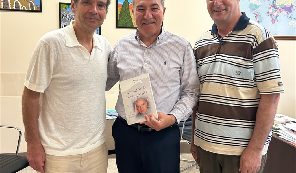 النائب الأول لرئيس الجامعة الأميركية تسلم كتاب "حسن صعب مفكر الإنماء"