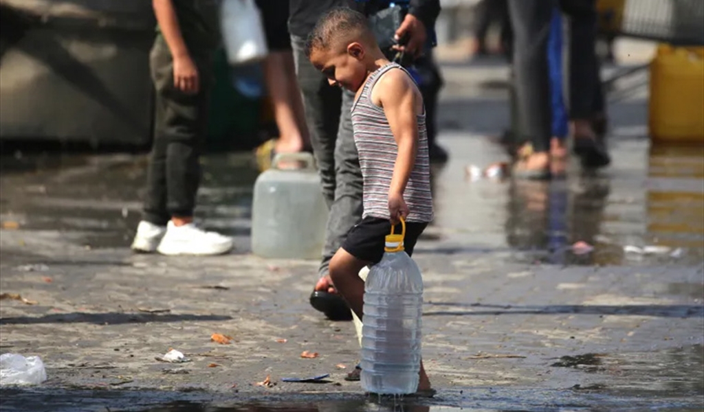 طفل فلسطيني يحمل «غالون» لمياه الشرب في غزة