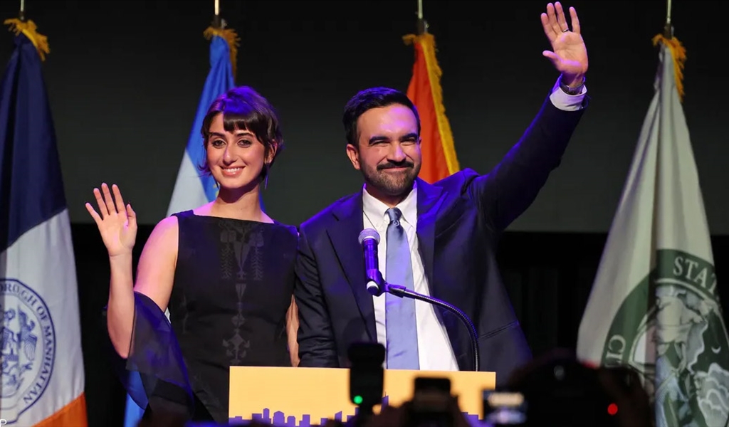 زهران ممداني وزوجته سورية الأصل راما دواجي خلال خطاب النصر في نيويورك