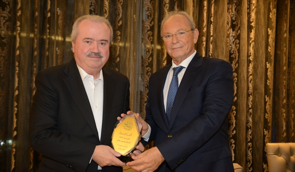 صاحب الدعوة نبيل سوبره يقدم درعاً للوزير جابر