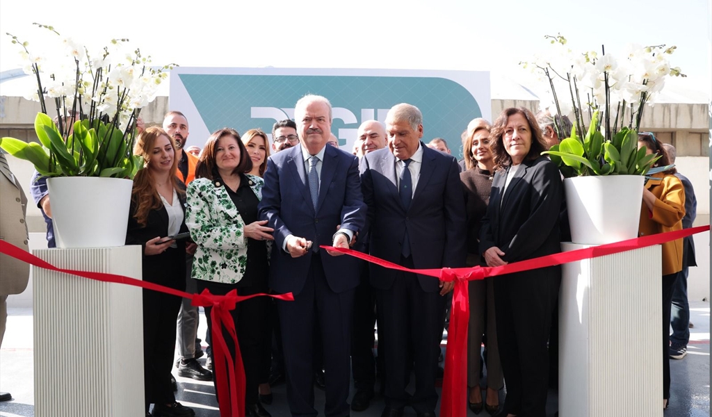 الوزير جابر والمهندس سقلاوي ومشاركون  خلال افتتاح المشروع