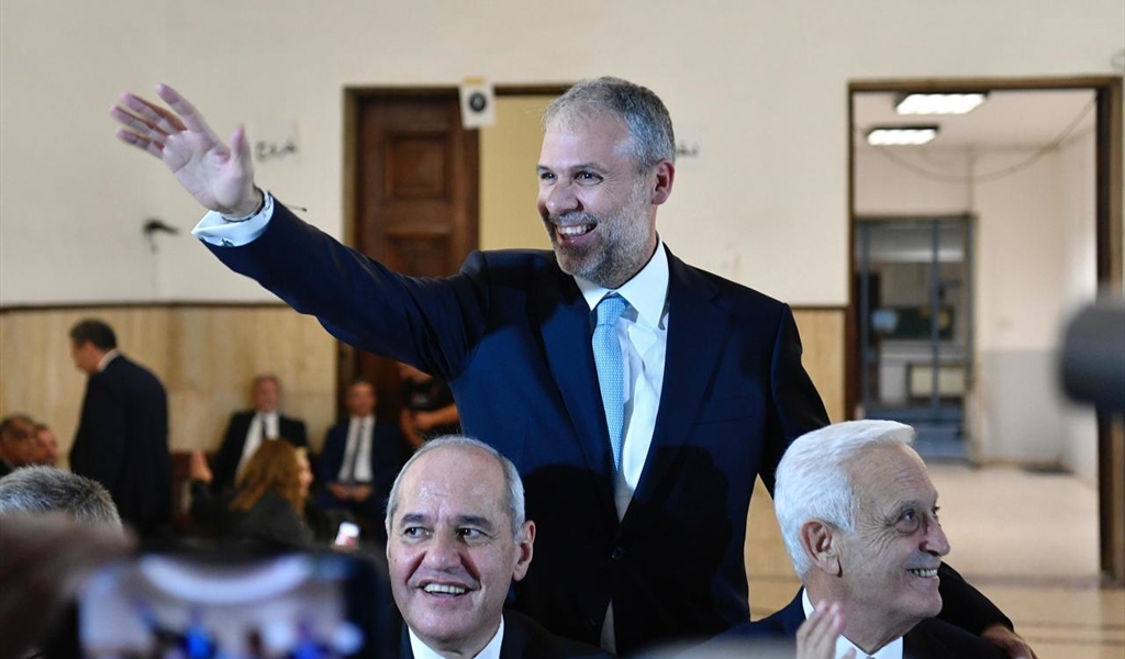 النقيب عماد مرتينوس بعد انتخابه نقيباً للمحامين ويبدو النائب ملحم خلف (طلال سلمان)