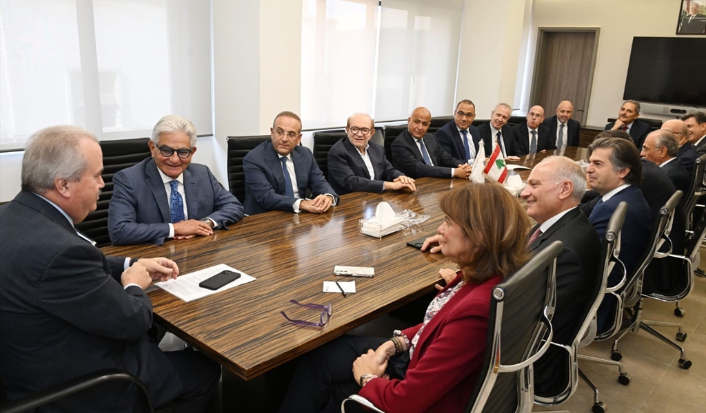 الوزير جابر مستقبلاً وفد جمعية المصارف