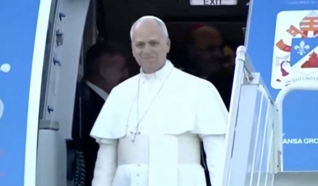 وصول الطائرة التي تقلّ البابا لاوون الرابع عشر الى مطار رفيق الحريري الدولي في بيروت