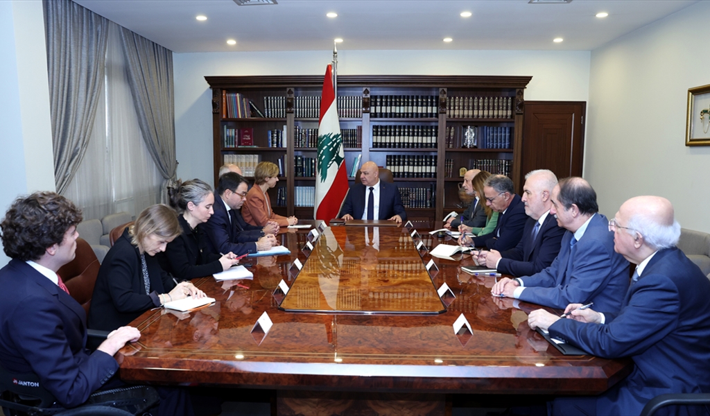 الرئيس عون مجتمعاً مع المستشارة الفرنسية والوفد المرافق