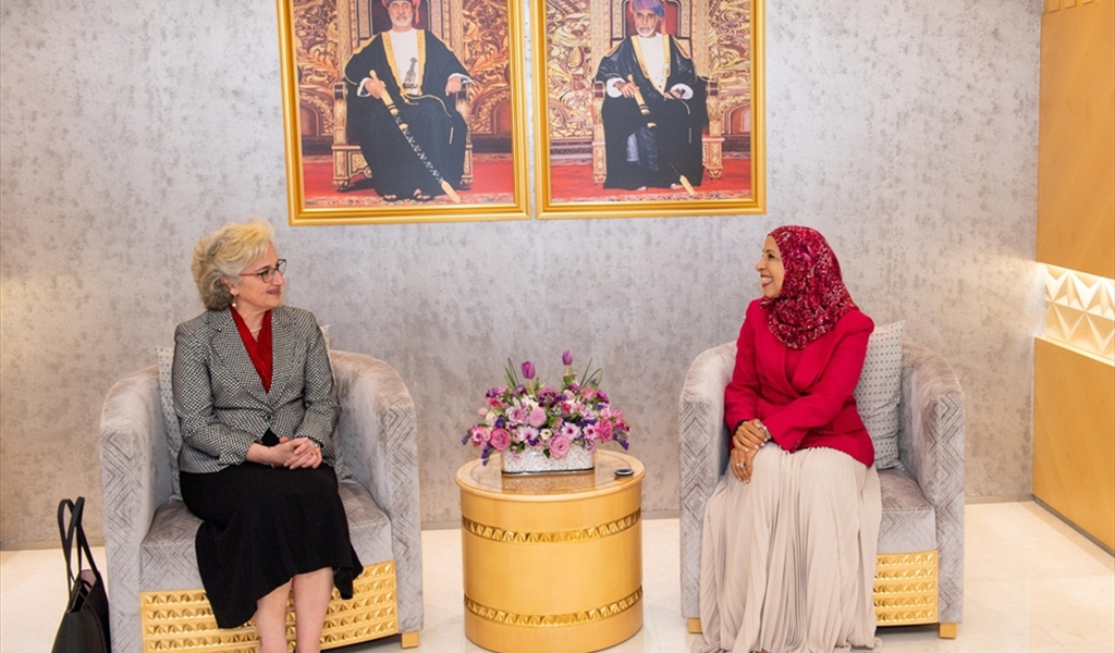 الوزيرة كرامي مع نظيرتها العمانية