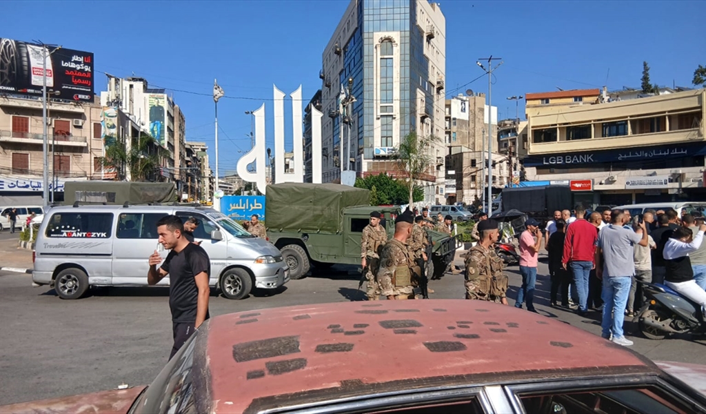 أصحاب الميني باص ينتفضون في ساحة النور… والتهديد بقطع الطرق يتصاعد