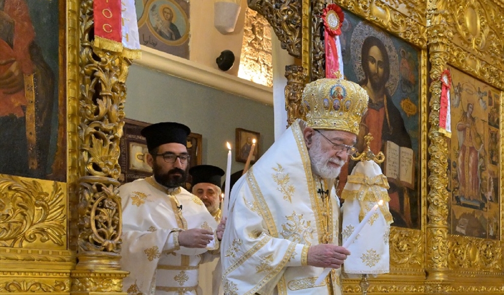 المطران عودة خلال العظة