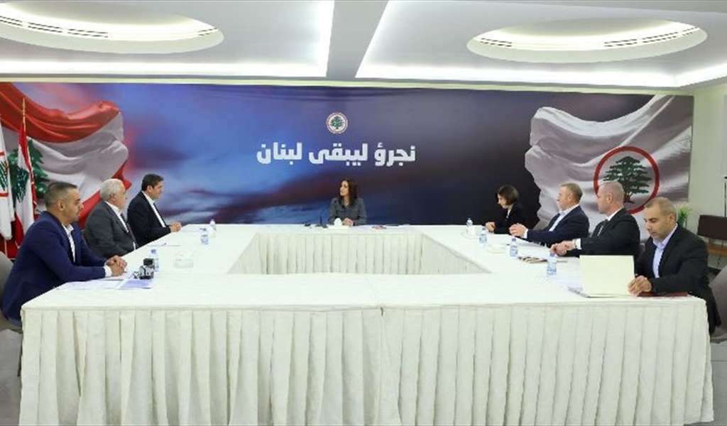 النائب جعجع تتحدث خلال اللقاء