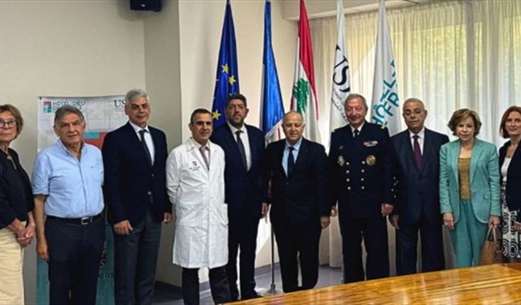 الاميرال كولديفي مع البروفسور دكاش والدكتور نصر خلال زيارة اوتيل ديو