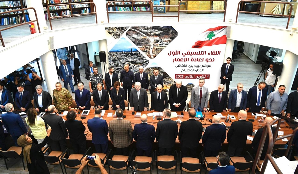 ممثل الرئيس بري النائب محمد خواجة متوسطاً الوزيرين جابر وناصر الدين خلال افتتاح اللقاء التنسيقي اللبناني بالنشيد الوطني اللبناني (تصوير: محمود يوسف)